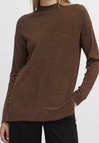 b.young Stickad tröja - brown