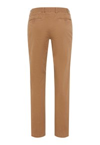 Braune gerade geschnittene Hose mit Gürtelschlaufen und zwei mit Knöpfen verschlossenen Gesäßtaschen, von hinten auf weißem Hintergrund dargestellt.