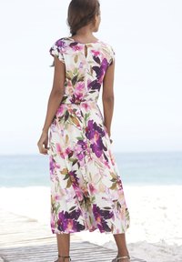 Florales Maxikleid mit kurzen Ärmeln in Weiß, verziert mit großen lila und rosa Blumen, einem Schlüsselloch-Rücken und einer lockeren Passform.