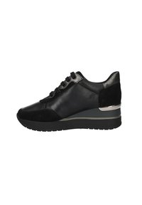 Sneaker nera con materiali in pelle liscia e suede, design con lacci, tacco a zeppa accentuato da dettagli metallici, suola testurizzata.