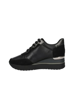 Sneaker nera con materiali in pelle liscia e suede, design con lacci, tacco a zeppa accentuato da dettagli metallici, suola testurizzata.