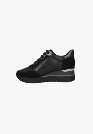 Sneaker nera con materiali in pelle liscia e suede, design con lacci, tacco a zeppa accentuato da dettagli metallici, suola testurizzata.