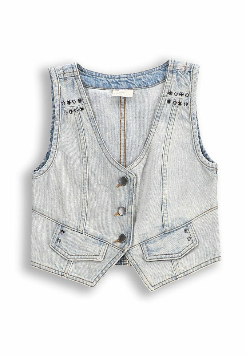 Jeansowa kamizelka w jasnoniebieskim kolorze z dekoltem w kształcie litery V, z zapięciem na zatrzaski, przednimi kieszeniami i ozdobnymi ćwiekami na ramionach.