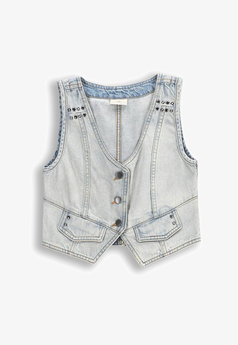 Jeansowa kamizelka w jasnoniebieskim kolorze z dekoltem w kształcie litery V, z zapięciem na zatrzaski, przednimi kieszeniami i ozdobnymi ćwiekami na ramionach.