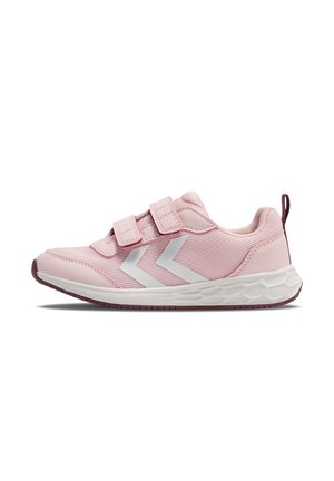 Różowy dziecięcy sneaker z białym wzorem w jodełkę, dwoma paskami na rzep, teksturowaną białą podeszwą i ciemnoczerwonym uchwytem na pięcie.