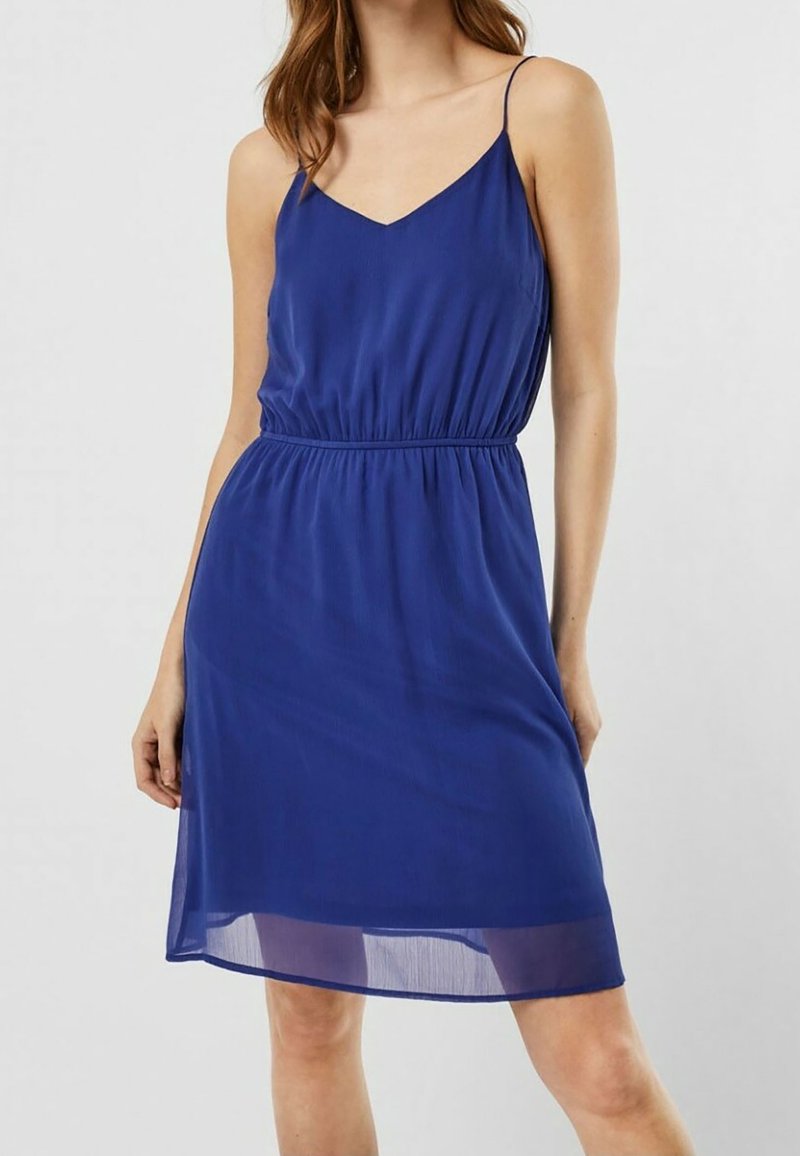 Blå ärmlös klänning med V-ringning, rynkad midja och lätt, genomskinligt tyg. Kanten slutar strax ovanför knäna.