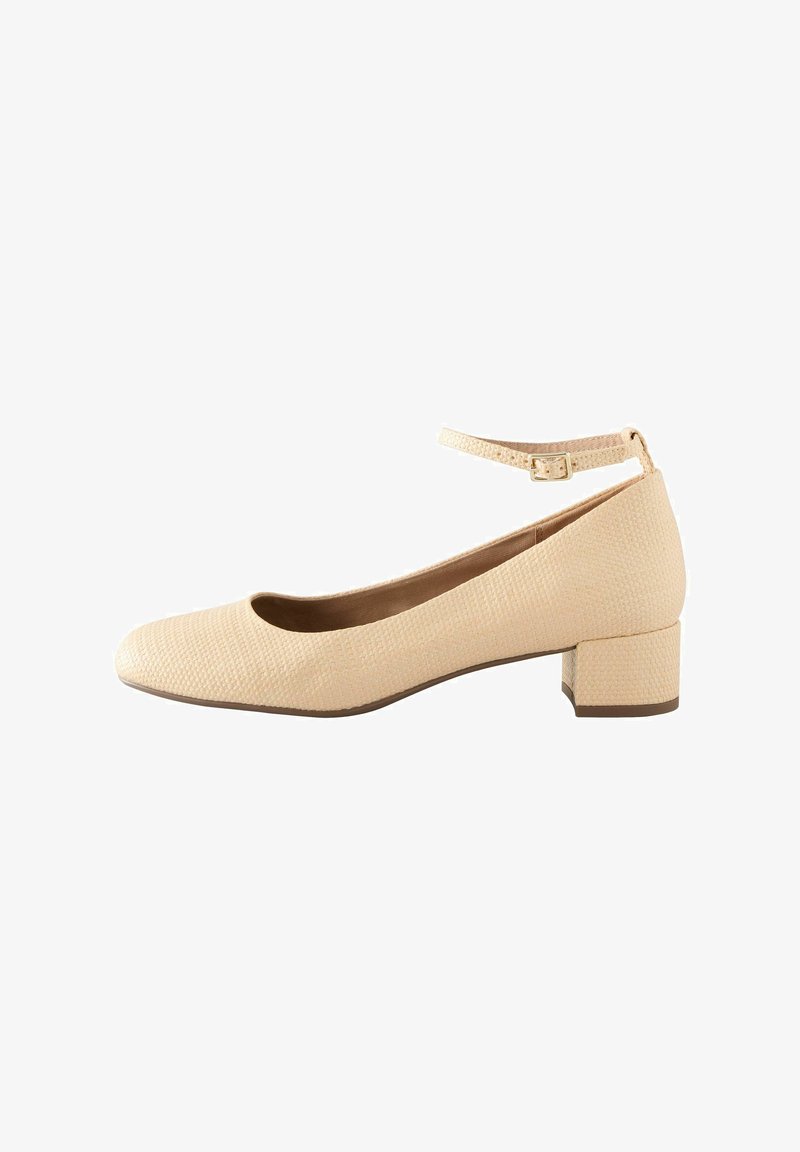 Beige strukturierte Ballerinas mit runder Zehenpartie, niedrigem Blockabsatz und einem dünnen Knöchelriemen mit einer Metallschnalle.