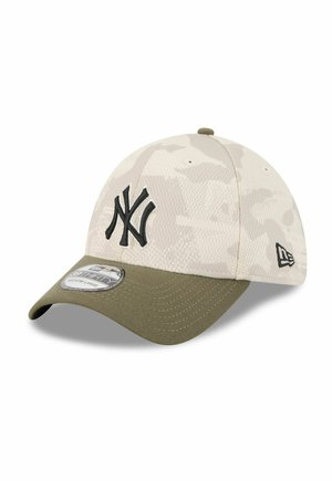 Casquette de baseball avec un motif camouflage beige, logo noir brodé, visière verte unie et sangle ajustable. Tissu texturé, visière incurvée.