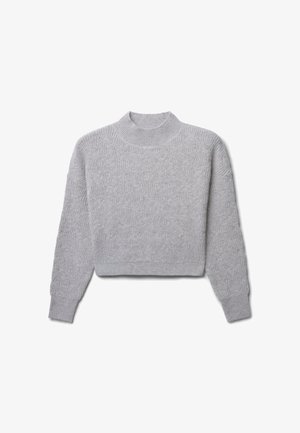 Hellgrauer gestrickter Pullover mit hohem Kragen, strukturiertem Muster und langen Ärmeln. Verkürzte Passform und gerippte Bündchen, entworfen für Wärme.