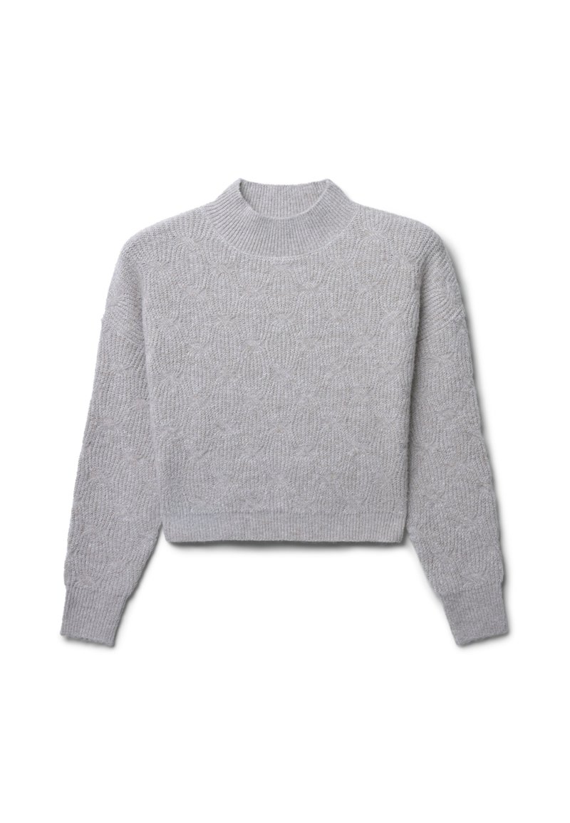 Pull en maille gris clair avec un col montant, un motif texturé et des manches longues. Coupe courte et poignets côtelés, conçu pour la chaleur.