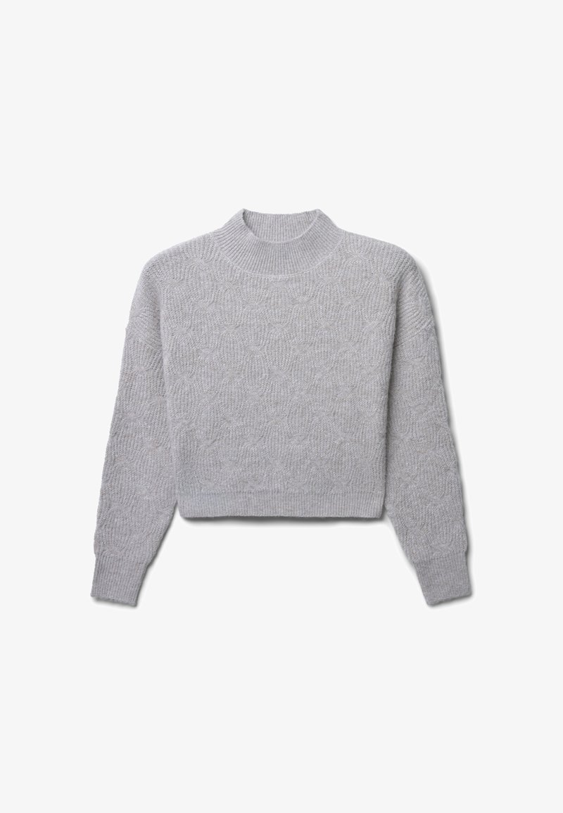 Pull en maille gris clair avec un col montant, un motif texturé et des manches longues. Coupe courte et poignets côtelés, conçu pour la chaleur.