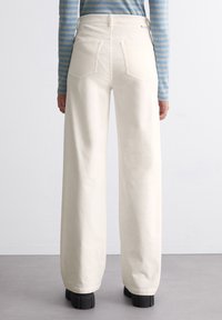 Marc O'Polo DENIM TOMMA LIKE FIVE POCKET - Broek - silky white
