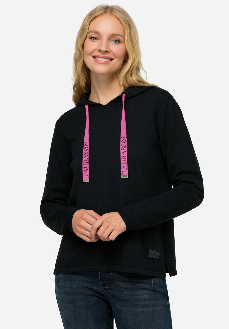 Felpa nera con cappuccio e lacci rosa, con dettagli del logo, vestibilità rilassata, texture morbida e tasca a marsupio sulla parte anteriore.