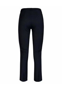 Pantalon noir avec une coupe droite, en tissu lisse, doté d'une ceinture avec passants et de deux poches arrière.