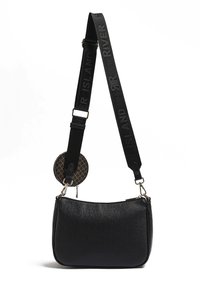 Borsa a tracolla nera con finitura testurizzata, caratterizzata da un ciondolo circolare decorato e una tracolla ampia con il nome del marchio impresso.