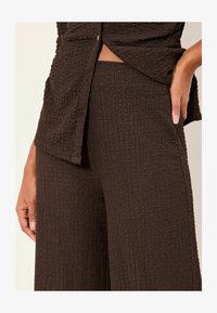 Kijelölve, chocolate brown