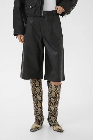 Gestuz Shorts - black