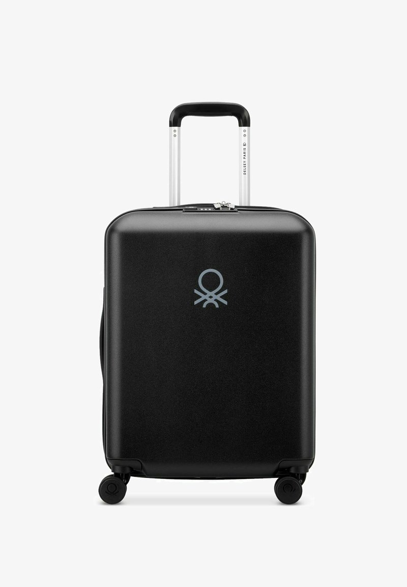 Valigia rigida nera con texture liscia, forma curvata, logo in rilievo, manico estraibile e quattro ruote per una facile mobilità.