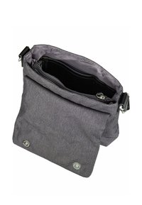 Borsa a spalla in tessuto grigio con chiusura con zip, dotata di un interno foderato, tasca esterna e dettagli metallici circolari.