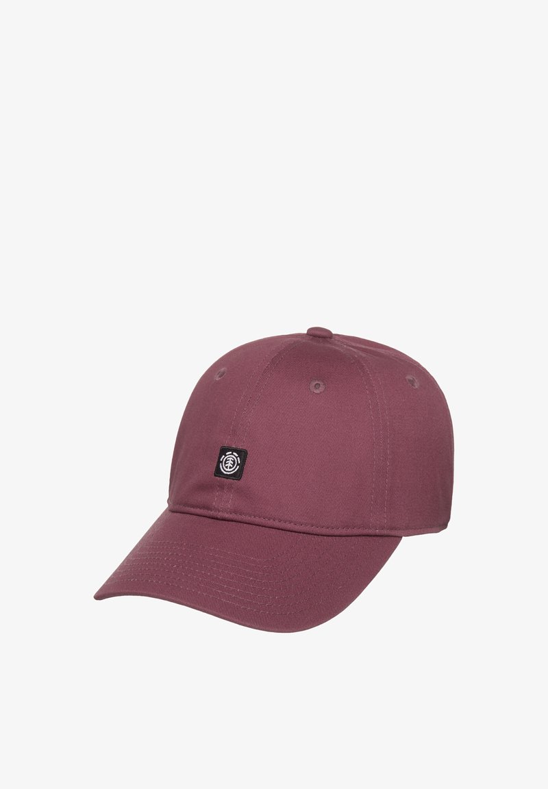 Gorra de béisbol color burdeos con corona redondeada, visera rígida y parche negro con logo en la parte delantera. Fabricada con tela de algodón suave con detalles de costuras.