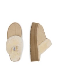 Béžové semišové platformové pantofle s načechraným krémovým podšívkou a silnou hnědou podrážkou, zobrazené z vrchu a z boku.