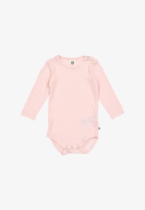 Pink langærmet ribbet heldragt med trykknaplukninger ved skuldrene og bunden, lavet af blødt, strækbart bommateriale.