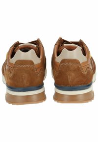 Braune Wildleder- und Ledersneaker mit einer weißen Mittelsohle und blauer Außensohle. Verfügt über eine abgerundete Ferse und einen gepolsterten Schaft. Die Rückansicht zeigt die Nähdetails.