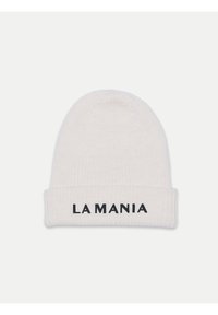 Fehér kötött sapka bordázott textúrával és meghajtott szegéllyel, elöl pedig feltűnően szerepel a fekete "LA MANIA" felirat.