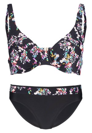 Kostium bikini w kwiatowy wzór z czarnym tłem i kolorowymi wzorami kwiatowymi. Górna część ma usztywniony fason z zapięciem na środku oraz regulowanymi ramiączkami.