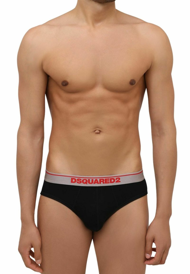 Mutande nere a briefs con una fascia grigia caratterizzata da lettere rosse. Tessuto liscio e design aderente, che mette in risalto la forma.