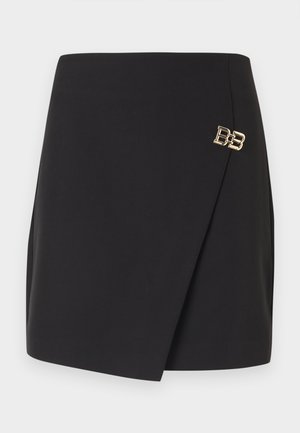Svart miniskjørt med asymmetrisk frontklaff og en liten gullfarget dekorativ BB-logo-pinne på høyre side.