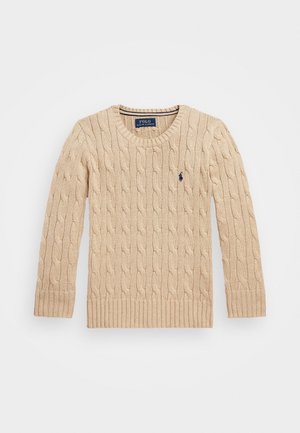 Beżowy sweter z długim rękawem o splocie warkocza, z okrągłym dekoltem, ściągaczami na mankietach i wyhaftowanym logo Polo Ralph Lauren na lewej piersi.