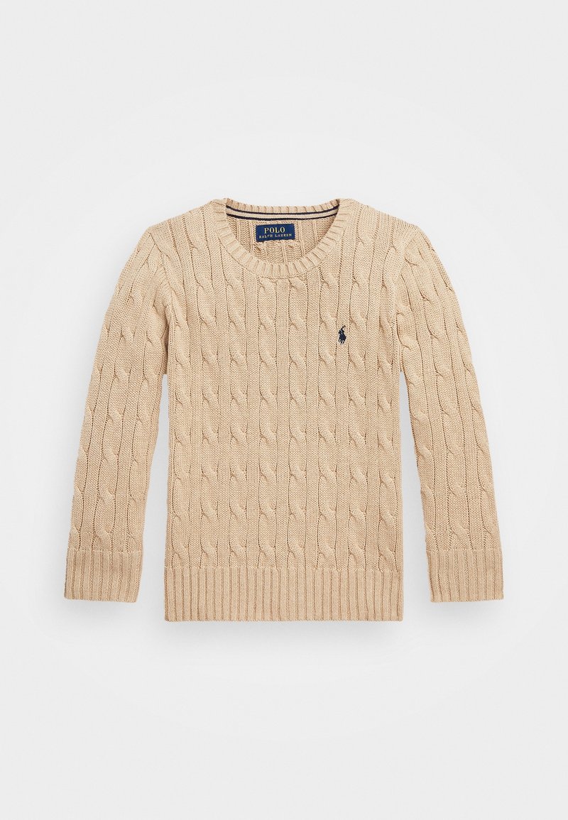 Pull beige à manches longues en maille torsadée, col rond, poignets côtelés et logo Polo Ralph Lauren brodé sur la poitrine gauche.