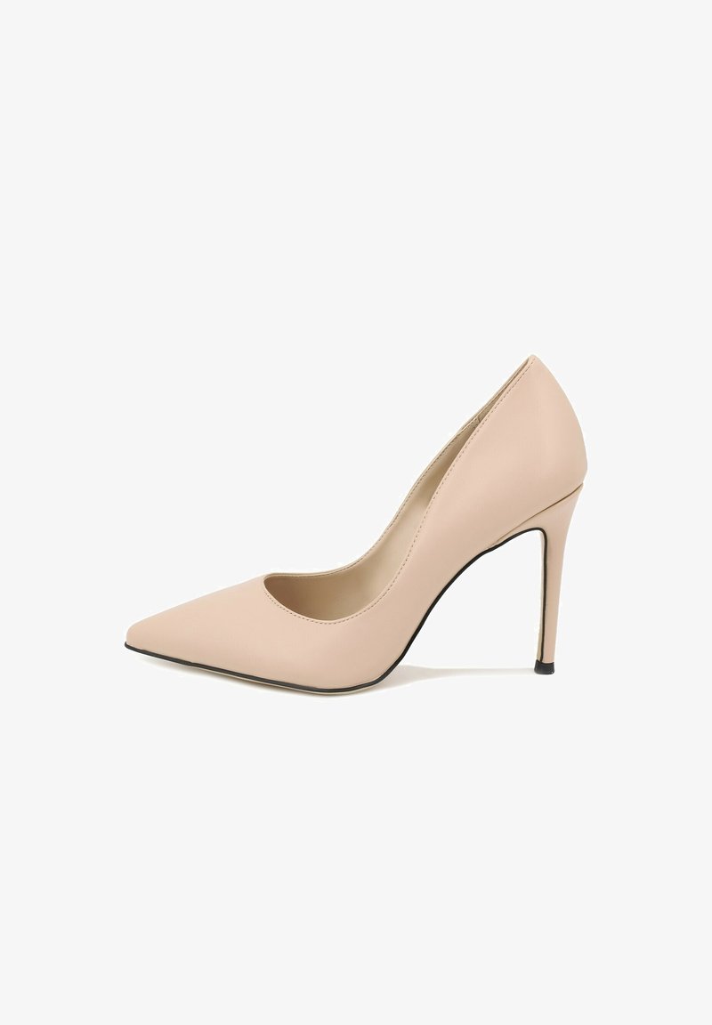 Escarpin beige à bout pointu avec un talon stiletto fin et une finition lisse, présenté de profil sur fond blanc.