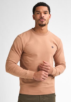 Hellbraunes Sweatshirt mit langen Ärmeln, geripptem Kragen und Bündchen, mit einem kleinen Logo auf der Brust, aus einem weichen Stoff gefertigt.