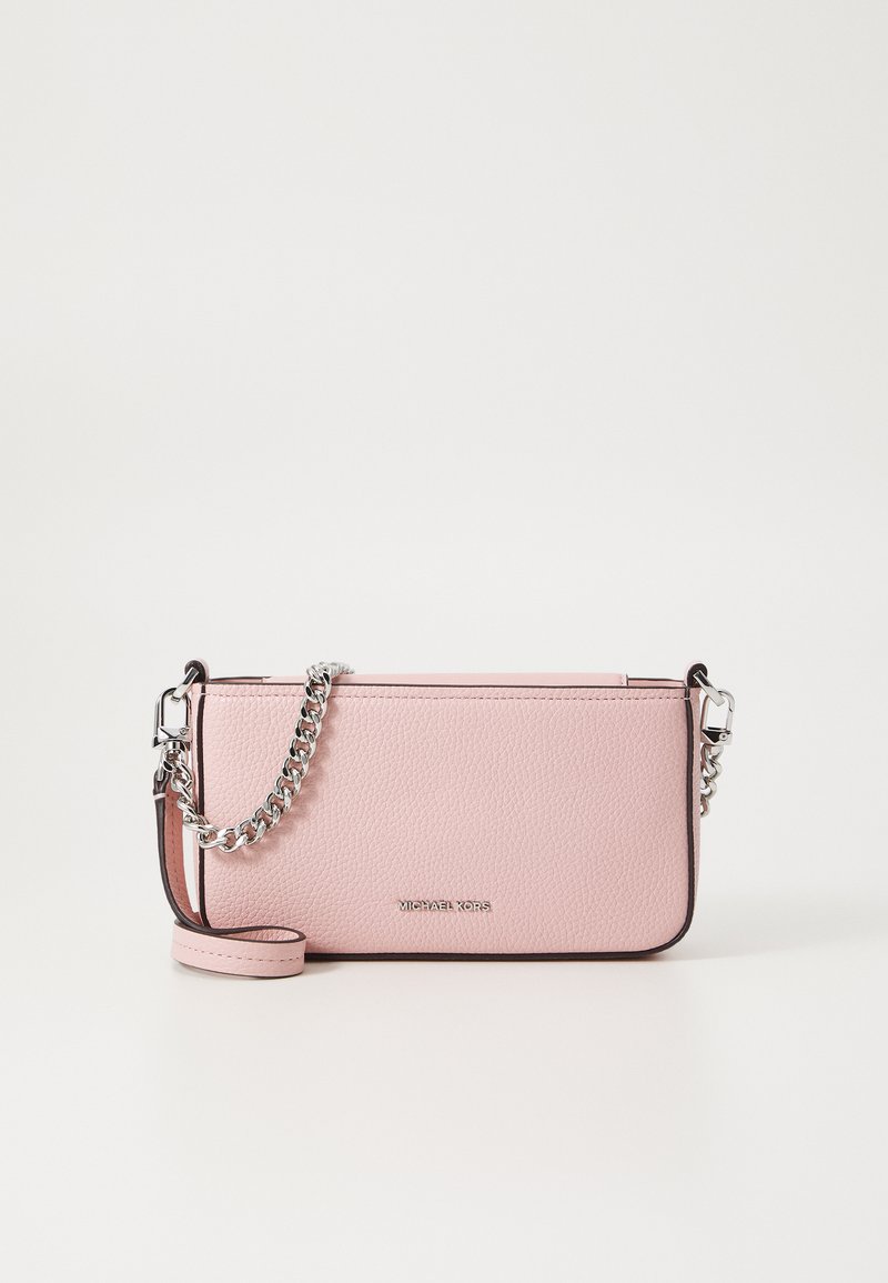 Rosa lädercrossbody-väska med en texturerad yta, silverkedjestraps och bruna detaljer, med en metallisk logotyp framtill.