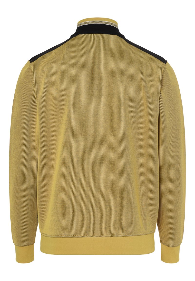 Giacca bomber gialla con texture a coste, dotata di colletto nero e dettagli sulle spalle, con polsini e orlo elasticizzati.