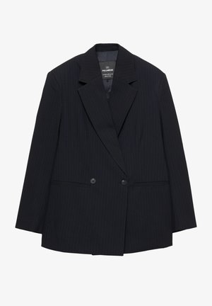 Čierny pruhovaný dvojradový blejzer s klopami, dvoma prednými gombíkmi, lemovanými vreckami a dlhými rukávmi, položený na rovnej ploche.