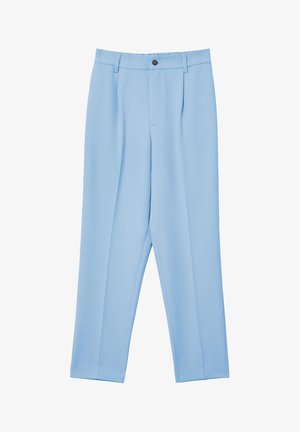 Pantaloni su misura blu chiaro con una texture liscia, caratterizzati da una vita piatta, due tasche laterali e una chiusura con un singolo bottone.
