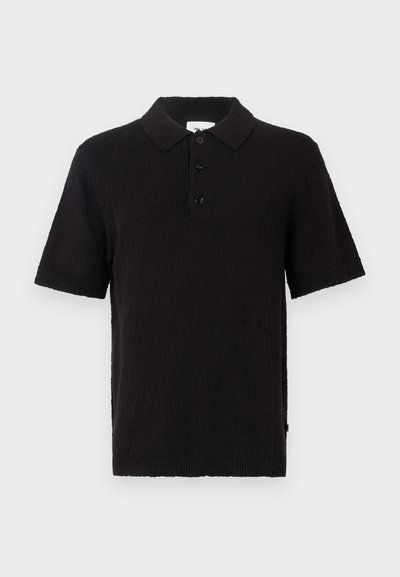 Czarna krótko rękawowa koszulka polo wykonana z teksturowanej tkaniny, z kołnierzykiem i trzema guzikami. Posiada ściągacze na rękawach i u dołu.