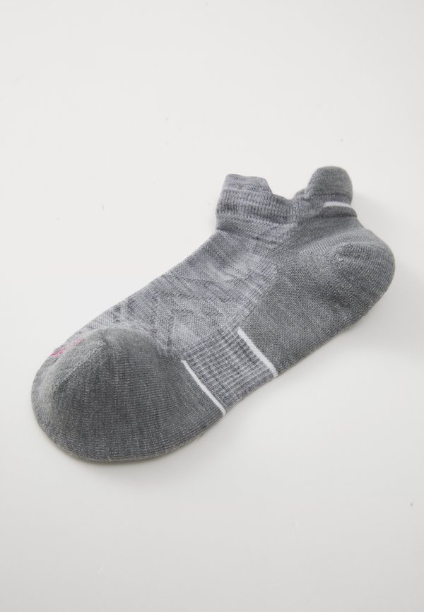 WOMENS RUN TARGETED CUSHION LOW ANKLE SOCKS - Sports socks2