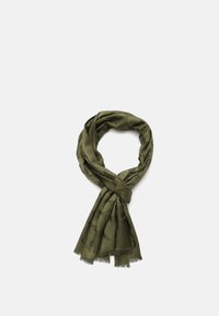 Sciarpa verde oliva con una texture morbida, caratterizzata da un motivo sottile e bordi sfilacciati, modellata a forma di anello e drappeggiata con eleganza.