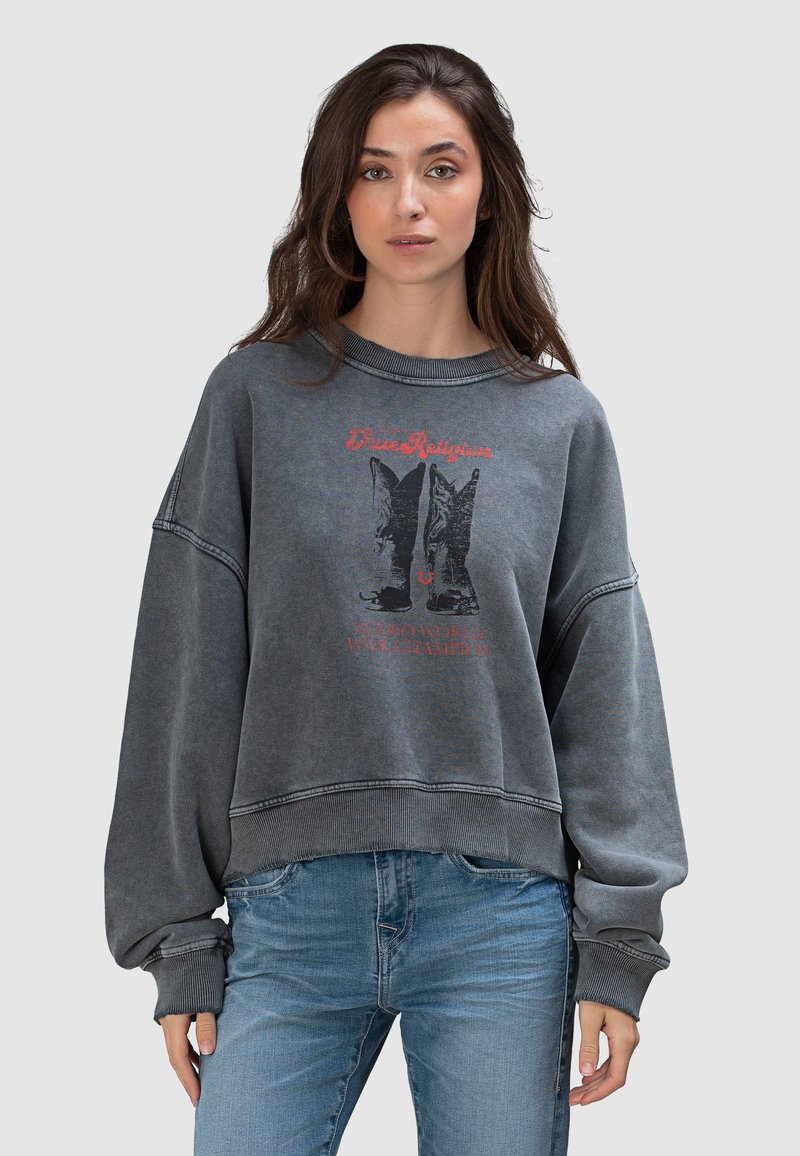 Szara bawełniana bluza dresowa o luźnym kroju, opuszczonych ramionach oraz nadruku graficznym przedstawiającym kowbojskie buty z czerwonym napisem z przodu.