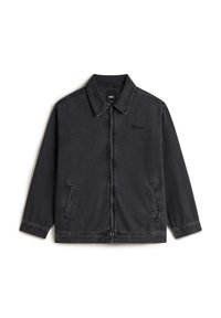 Zwarte denimjas met een ritssluiting aan de voorkant, puntige kraag en twee zijzakken. Heeft een tonale logo op de borst en een ontspannen pasvorm.