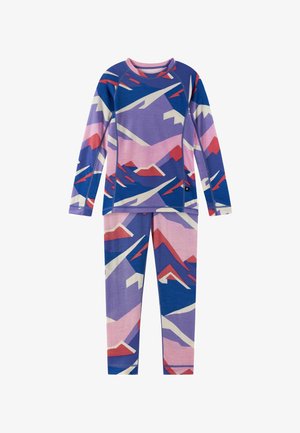 Set pigiama manica lunga con motivo a montagne in blu, rosa e rosso. Tessuto morbido ed elastico con cuciture a contrasto. Include maglia e pantaloni coordinati.