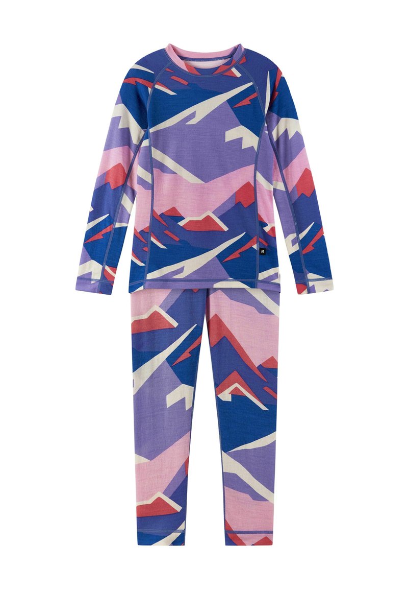 Dwuczęściowa piżama z długim rękawem w niebieski, różowy i czerwony wzór górski. Miękki, elastyczny materiał z ozdobnym przeszyciem. Zestaw składa się z góry i dopasowanych spodni.