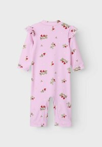 Rosa långärmad bodysuit med jordgubbs- och blommönster, med volanger på axlarna och öppen botten för enkel påklädning.
