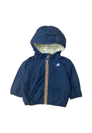 Impermeabile con cappuccio per bambini di colore blu navy, con cerniera a righe e fodera del cappuccio a righe bianche e verdi, logo frontale sul petto a sinistra.