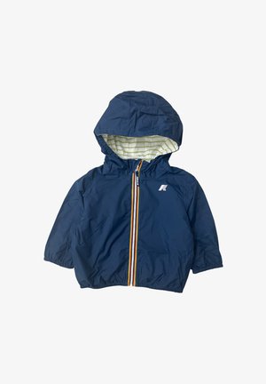 Impermeabile con cappuccio per bambini di colore blu navy, con cerniera a righe e fodera del cappuccio a righe bianche e verdi, logo frontale sul petto a sinistra.