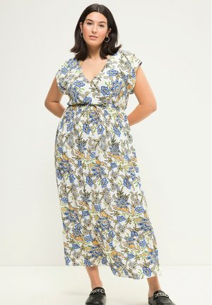 Vestido midi floral con base blanca, patrones de flores azules y amarillas, escote en V, mangas cortas y cintura elástica.
